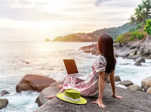 Workation | Frau am Meer mit Laptop| VDR Workation | Frau am Meer mit Laptop| VDR